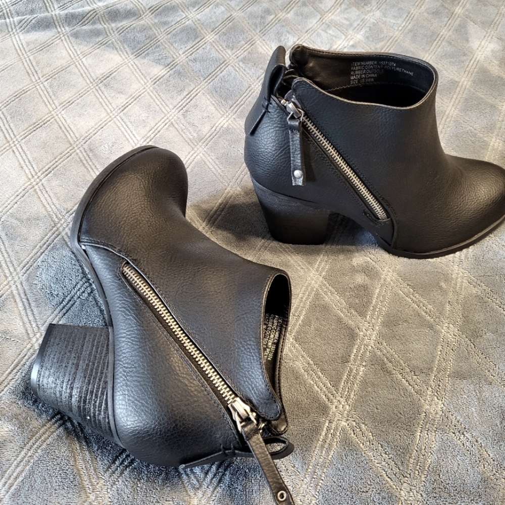 Black zippered bootie